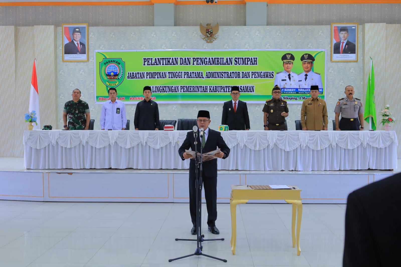 Bupati Pasaman, Welly Suhery saat melantik pejabat di lingkup Pemkab Pasaman